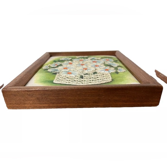 Vintage Wood Framed Embroidery Daisy Bouquet Spring April Floral CottageCore - Picture 6 of 10